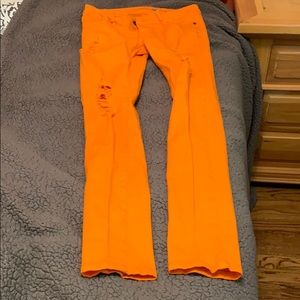 VOLS orange, ripped jeans